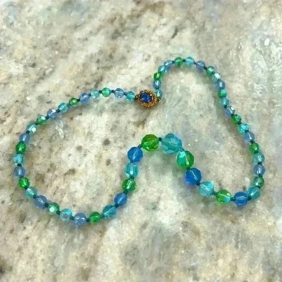 Jewelry - Vintage beaded necklace Blue & Green with a beautiful jeweled closure.